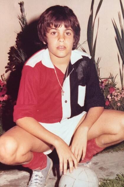 Dupláa subió una foto de la infancia de Echarri con la camiseta de un club de fútbol de Villa Domínico y escribió un mensaje romántico: "Feliz primavera, amor mío"