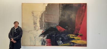 Duprat con "Taxis y lluvia" (1998/99), obra de Rómulo Macciò que la galería Vasari llevó a arteba