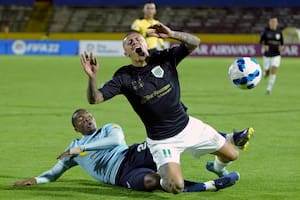 Dura entrada de Gregori Anangonó sobre Agustín Urzi; Banfield perdió en el Olímpico Atahualpa de Quito y se complicó en la Sudamericana