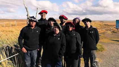 Durán Gafo (centro) con miembros del equipo de la reserva, que incluye biólogos, veterinarios y expertos en ecoturismo