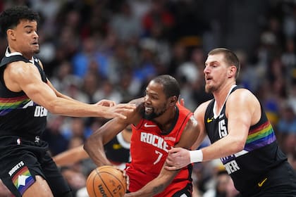 Durant anota 31; Sheppard tiene racha de 11 y Rockets vencen 115-101 a Nuggets