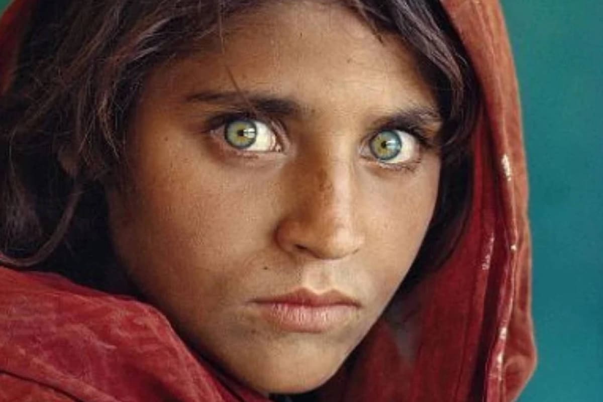 Durante 17 años solo se la conoció como "la niña afgana"; pero en 2002 Steve McCurry volvió a encontrarla y supo que se llamaba Sharbat Gula