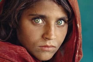 Durante 17 años solo se la conoció como "la niña afgana"; pero en 2002 Steve McCurry volvió a encontrarla y supo que se llamaba Sharbat Gula