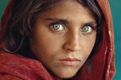 Durante 17 años solo se la conoció como "la niña afgana"; pero en 2002 Steve McCurry volvió a encontrarla y supo que se llamaba Sharbat Gula