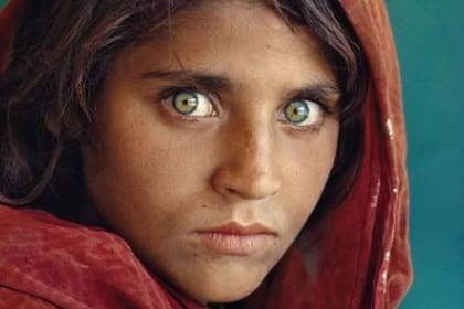 Durante 17 años solo se la conoció como "la niña afgana"; pero en 2002 Steve McCurry volvió a encontrarla y supo que se llamaba Sharbat Gula