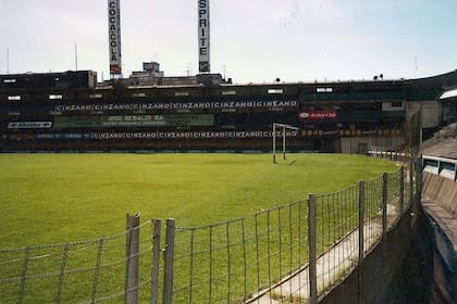 Durante 1984, la Bombonera estuvo clausurada por riesgo de derrumbe y a punto de ser rematada