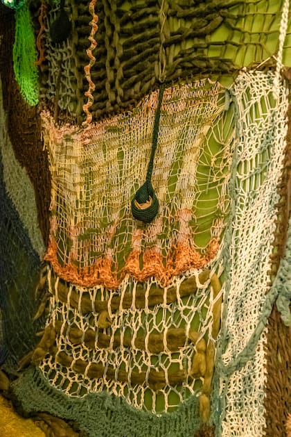 Durante 400 horas las tejedoras crearon la selva con técnicas de macramé, anudado, crochet, dos agujas, tubular y tramado