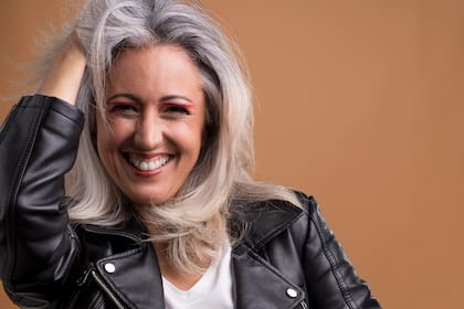 Durante años, el teñirse las canas fue algo impuesto socialmente para las mujeres (imagen ilustrativa)