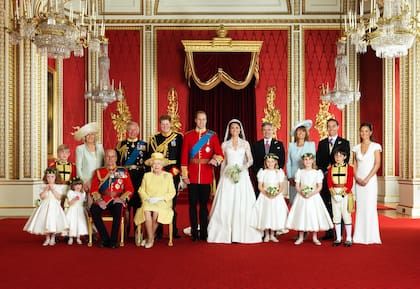 Durante años, William y Kate, entonces duques de Cambridge, y Harry hicieron un gran equipo y prueba de ello es la alegría que el duque de Sussex destiló el día de la boda de su hermano y su cuñada. La tesis del historiador Robert Lacey es que la ruptura comenzó a gestarse cuando William cuestionó la celeridad con la que Harry avanzó en su relación con Meghan.