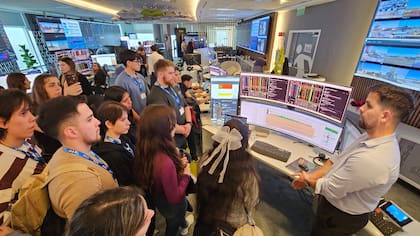 Durante cuatro jornadas, los becarios visitaron la Refinería de Ensenada, los laboratorios de Y-TEC, los Centros de Monitoreo en Tiempo Real y la Central Térmica Dock Sud de YPF Luz.