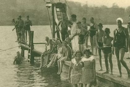 Durante décadas el lago frente al pueblo atrajo a miles de turistas, que más tarde se acercaron para conocer el misterio del pueblo