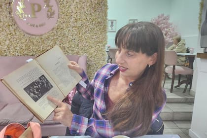 Durante dos años Adriana estuvo traduciendo, compilando y analizando cada documento hasta que finalmente se sintió satisfecha con la tarea realizada. Había logrado rescatar la voz de su abuelo.