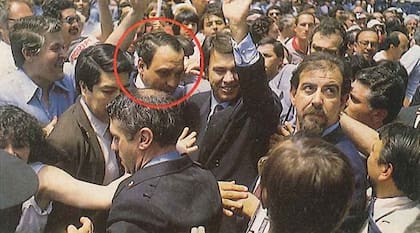 Durante el acto de asunción de 1983, Raúl Guglielminetti fue parte de la custodia que protegió a otros jefes de Estado. En la imagen, junto al español Felipe González
