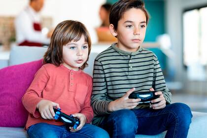 Durante el aislamiento, varios niños tienen acceso irrestricto a las consolas