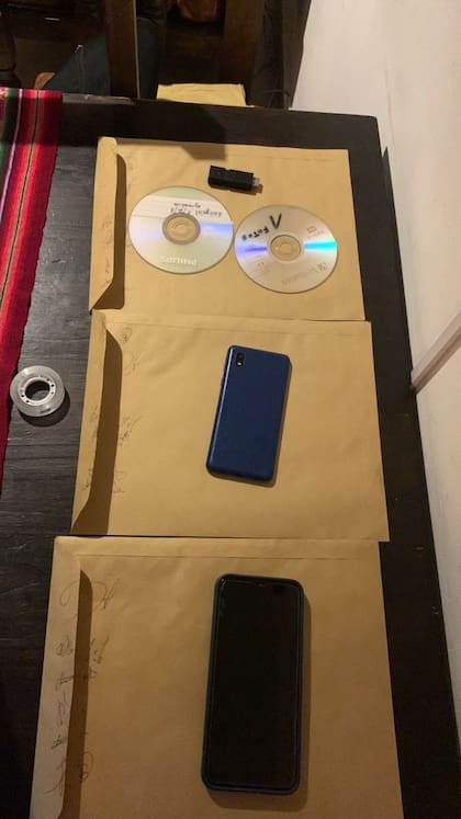 Durante el allanamiento, la Policía secuestró dos celulares y dispositivos de almacenamiento