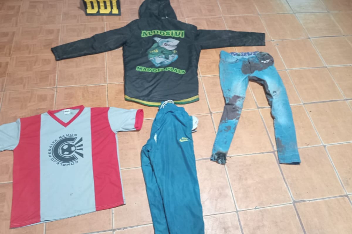 Durante el allanamiento, los efectivos secuestraron diferentes prendas de vestir ensangrentadas.