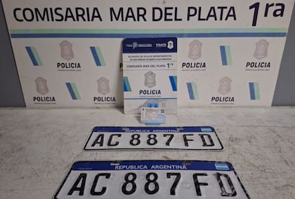 Durante el allanamiento, los efectivos encontraron a la camioneta con dos patentes adulteradas que correspondían a otro vehículo, además de una cédula verde falsa que el dueño del taller, un hombre de 57 años, presentó - ante las autoridades- como documentación.