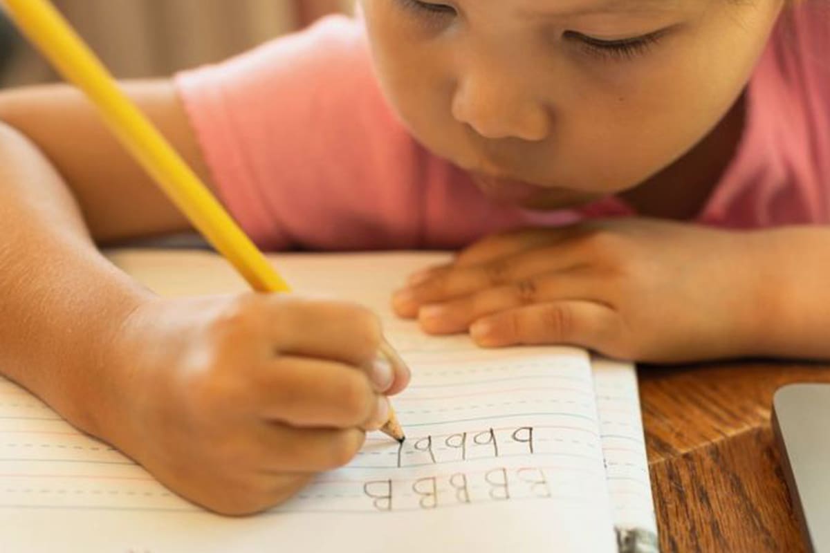 Durante el aprendizaje de la escritura los niños pueden invertir ciertas letras y números.