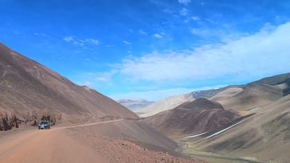 Durante el camino a laguna Brava, que asciende hasta más de 4000 metros de altura, predomina el rojo, donde hay óxido de hierro; verde, porque se destaca el cobre; amarillo, cuando domina el azufre; el azul delata la presencia de cobalto y violeta cuando hay cuarzo