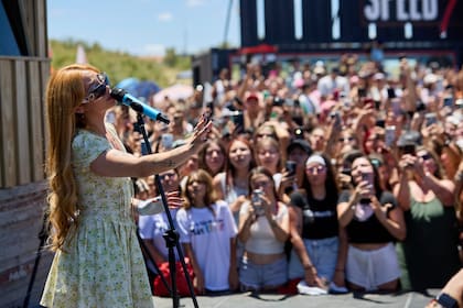 Durante el cierre, Ángela Torres cantó frente al público que colmó la playa junto al estudio