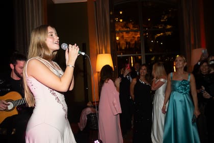 Durante el cóctel Taína se animó a cantar. Para la velada eligió un vestido corto de Cavalli que le prestó su mamá.