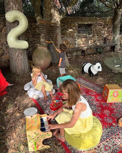 Durante el cumpleaños los niños se divirtieron jugando con distintos instrumentos musicales (Foto: Instagram @lacalurivero)