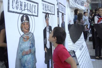 Durante el denominado "juicio ético" organizado por el kirchnerismo en Plaza de Mayo, niños eran incentivados a escupir sobre imágenes de periodistas y figuras de los medios