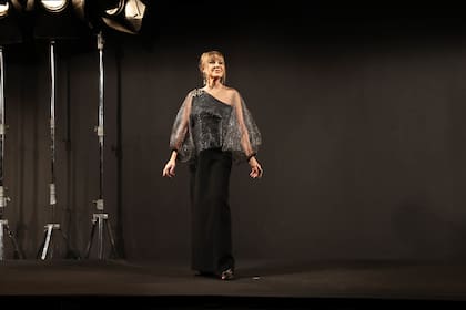 Durante el desfile, Mora Furtado dejó claro que su estilo para recorrer la pasarela sigue intacto. "Fue muy lindo homenajear a quienes ya no están con nosotros", le dijo a ¡HOLA!