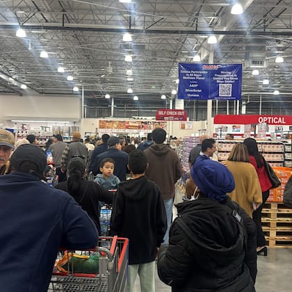 Durante el día de apertura, los ciudadanos de la zona se acercaron para realizar las primeras compras