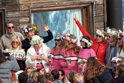 Durante el día se llevaron a cabo diferentes competencias. Las mujeres, entre las que se ve a Marie-Chantal de Grecia a la izquierda, y a Valeria Mazza, a la derecha, celebraron en el podio.