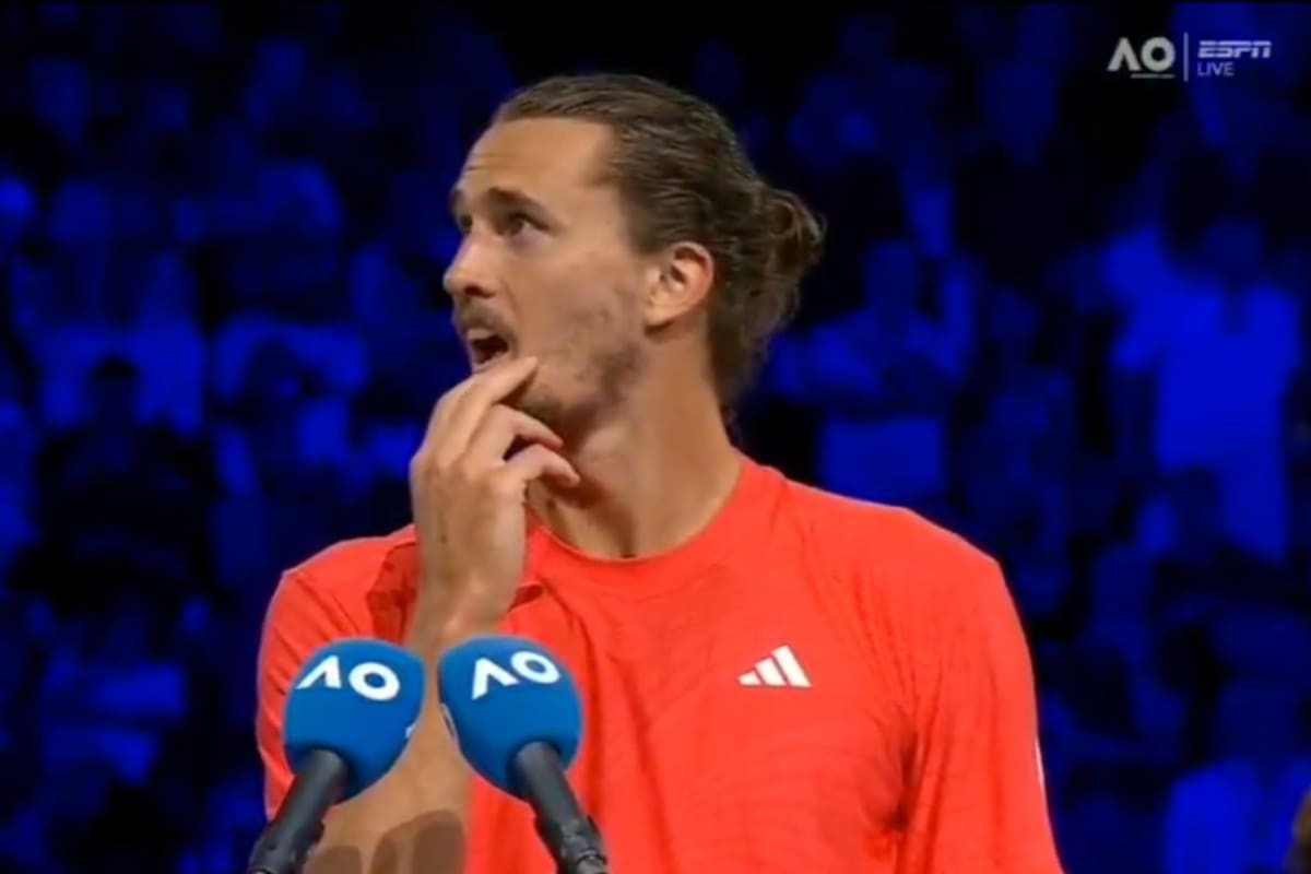 Durante el discurso de cierre, Zverev escucha los gritos de una mujer denunciando supuestos abusos del tenista alemán en el pasado