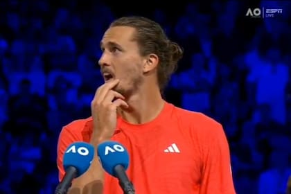 Durante el discurso de cierre, Zverev escucha los gritos de una mujer denunciando supuestos abusos del tenista alemán en el pasado