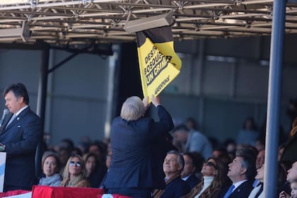 Durante el discurso del presidente de la SRA, Daniel Pelegrina, aparecieron carteles de ambientalistas contra la producción