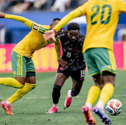 Durante el encuentro ante Sudáfrica donde, tras dejar la lesión a un lado, Davies pudo debutar.