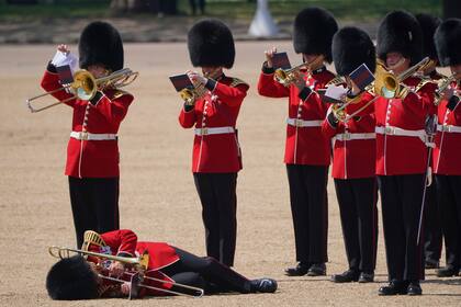 Durante el evento "Colonel's Review" supervisado por el príncipe Guillermo tres guardias reales sufrieron de un desmayo por el calor que azota Londres