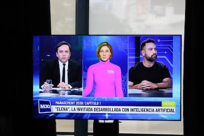 Durante el evento, el panel contó con la presencia de Elena, una IA desarrollada por Accenture Argentina