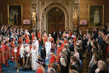 Durante el evento institucional, el único que une a la Cámara de los Lores, la de los Comunes y al Rey en el Parlamento, el monarca entró primero a la Sala de Vestuario. Allí, sobre su uniforme militar de Almirante de la Flota Real Naval Número 1, se puso la Túnica de Estado y la Corona Imperial. Después, atravesó la Galería Real junto a Camilla, que lució el mismo traje de la Coronación, acompañado por la imponente tiara de Estado de Jorge IV, conocida como la “corona de diamantes de Estado”.