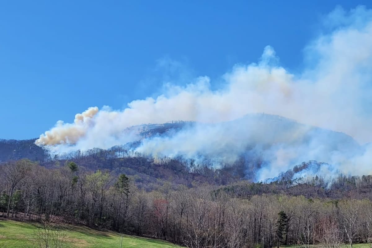 Durante el fin de semana en ambas Carolinas, las autoridades solicitaron la evacuación de varias comunidades