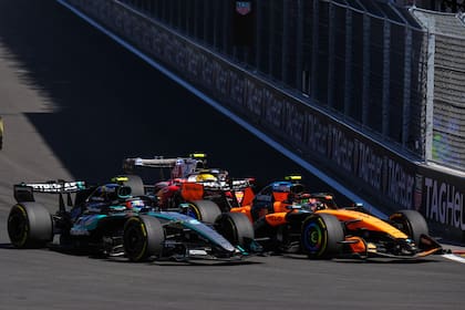 Durante el GP de España, Kimi Antonelli, Lando Norris y Lewis Hamilton confluyen en una curva