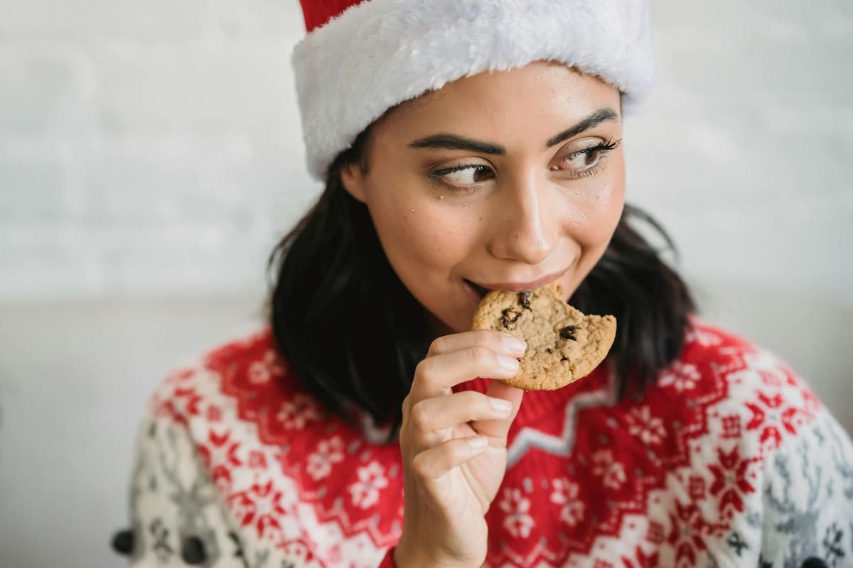 Durante el invierno hay factores que inciden en una mayor ingesta de alimentos (Pexels/JuliaLarson)