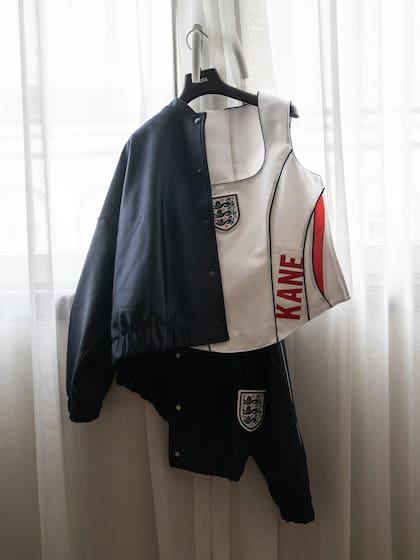 Durante el Mundial 2026, Katie Kane estrenó outfit personalizado, con el escudo de la Selección de Inglaterra y el apellido de su marido estampado en la remera