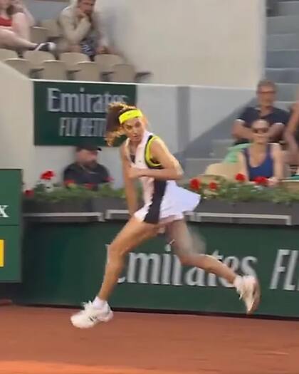 Durante el partido que disputó con Gisela Dulko contra Caroline Wozniaki y Nathaelie Tauziat, Sabatini rindió homenaje a Guillermo Vilas haciendo una "Gran Willy". Generó sorpresa y una gran ovación en Roland Garros. La mejor jugadora de tenis de la historia argentina, Sabatini conquistó 27 títulos y llegó a ser N°3 en el ranking de la WTA. Llegó a disputar cinco semifinales de Roland Garros antes de retirarse del tenis en 1996. Hoy con 53 años, mantiene su estado físico intacto.