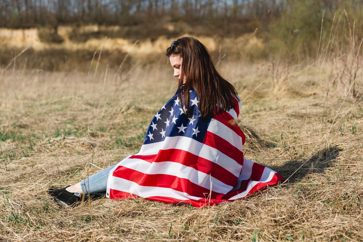 Durante el período de designación del TPS, los beneficiarios pueden permanecer en Estados Unidos, no pueden ser deportados y están autorizados a trabajar