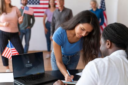 Durante el período de designación del TPS, los beneficiarios pueden permanecer en Estados Unidos, no pueden ser deportados y están autorizados a trabajar