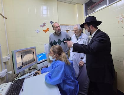 Durante el procedimiento, que contó con la presencia del fiscal que lo autorizó, estuvieron presentes (de izq a der) Jonatan Konfino, subsecretario de Políticas de Cuidado en Salud bonaerense; Nicolás Rodríguez, director del Hospital Provincial Zonal Manuel Belgrano, y Eliahu Hamra, Gran Rabino de AMIA