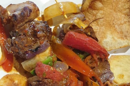 Durante el programa LN+Campo, López cocinó unas brochettes.