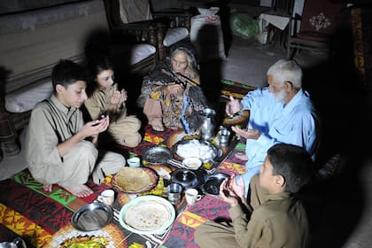 Durante el Ramadán, comer es visto como una oportunidad para que los musulmanes se reúnan con otros miembros y rompan juntos el ayuno