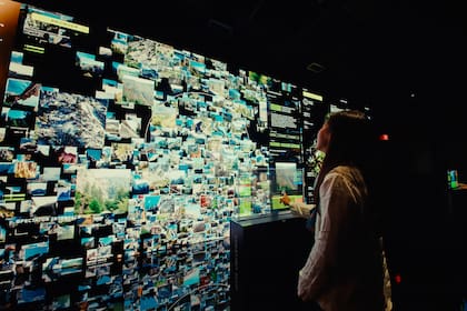 Durante el recorrido, los datos de los visitantes interactúan con la obra y los modelos de IA / Crédito: ©Refik Anadol Studio for Dataland
