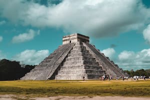 Durante el solsticio de verano, la posición del sol se alinea de forma perfecta con la pirámide de Kukulcán, para un efecto entre luces y sombras. Foto: Unsplash