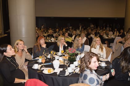 Durante el té se sirvieron todo tipo de delicias, y todo el catering lo donó el holtel NH Collection Centro Histórico, que prestó sus instalaciones.